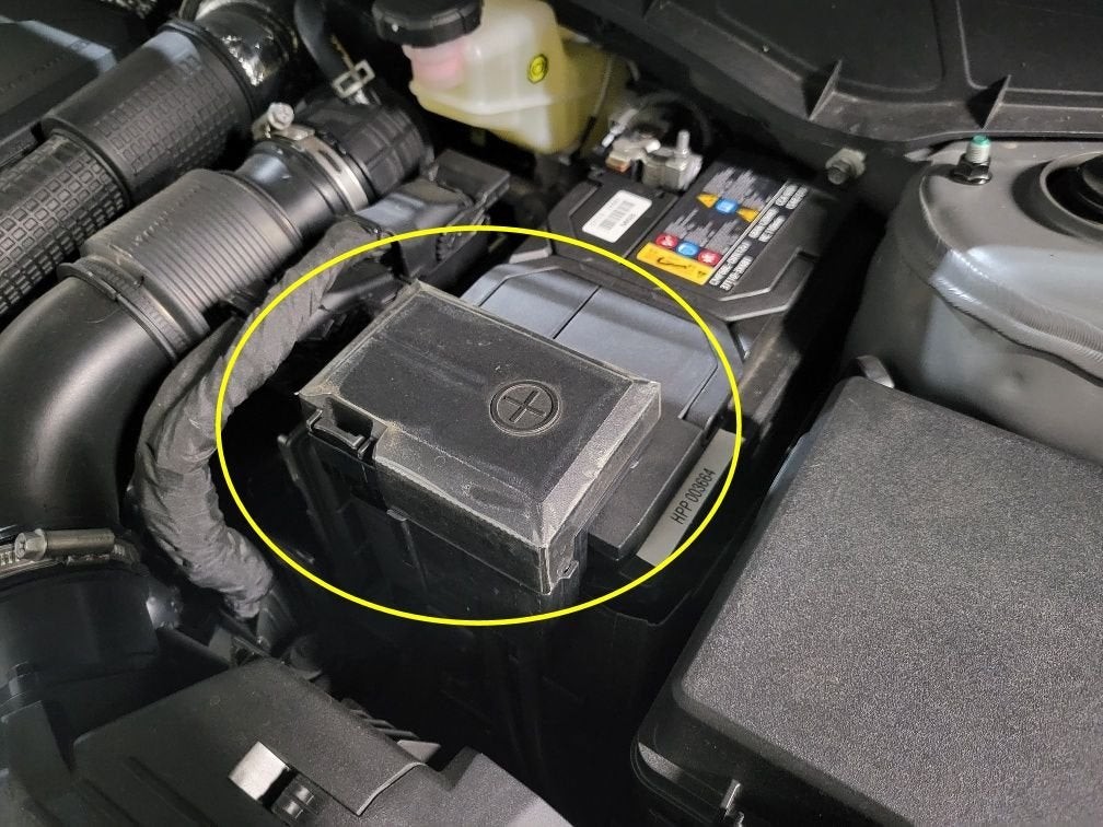 Hyundai Santa Cruz battery terminals with labels
